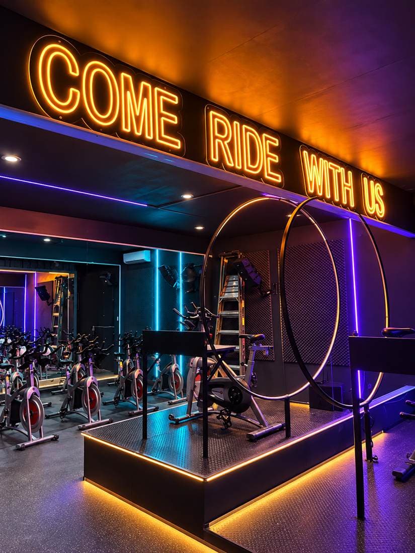 Interior de Power Cycle con letrero de neón