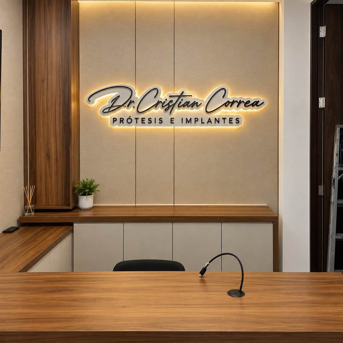 Recepción del Dr. Cristian Correa con letrero de acrílico