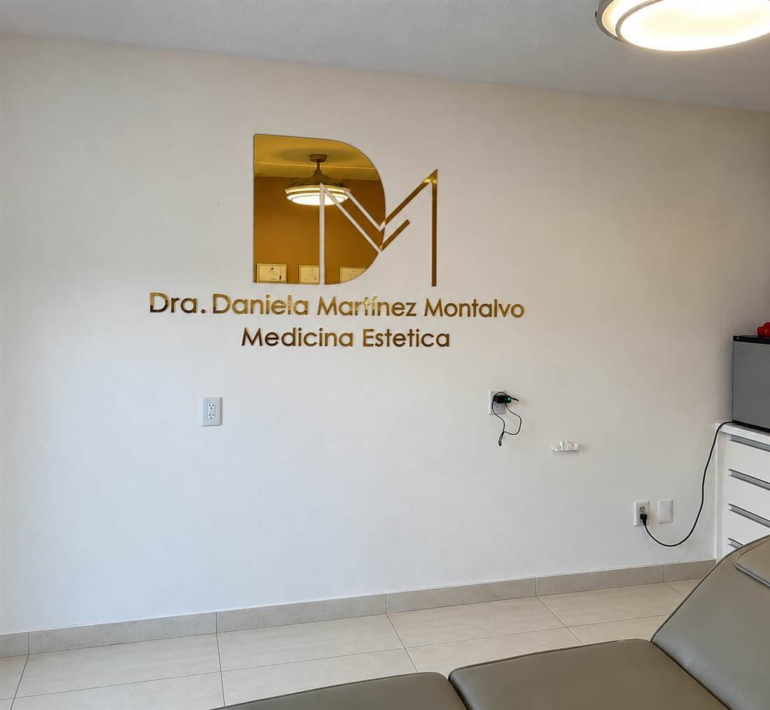Letrero interior de la Dra. Daniela Martínez en acrílico espejo