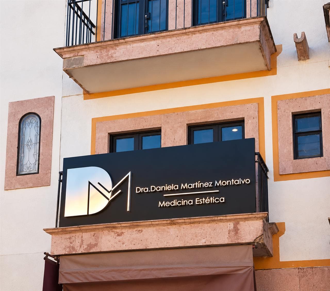 Letrero de fachada de la Dra. Daniela Martínez