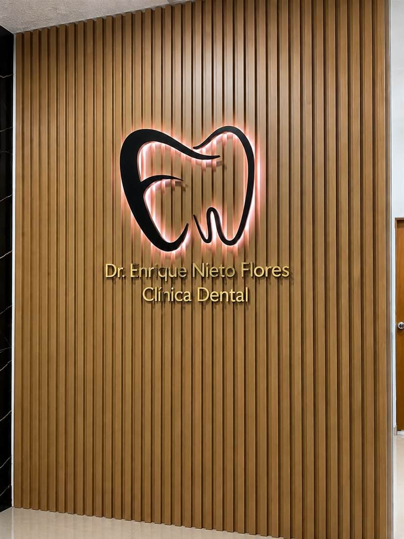 Letrero del Dr. Enrique Nieto Flores en madera con LED