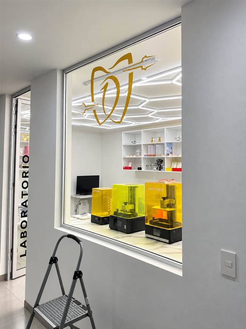 Ventana de laboratorio dental con rotulación en vinil