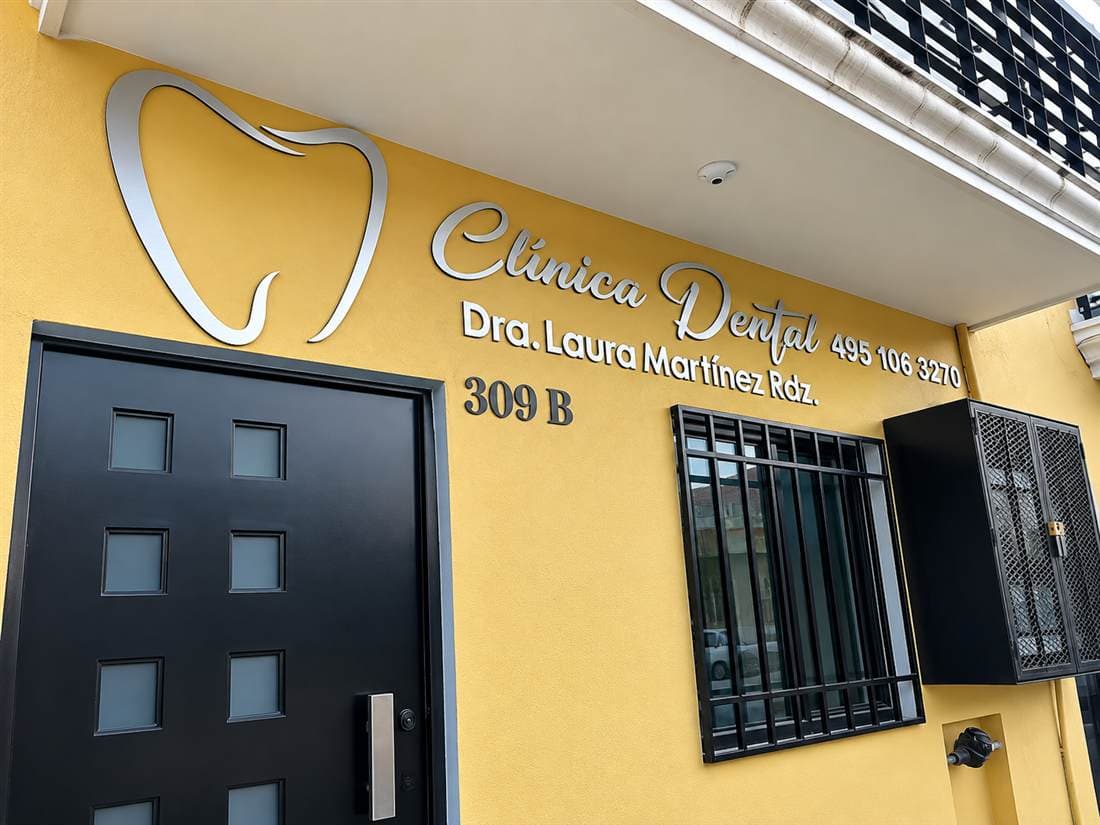 Letrero exterior de la Clínica Dental Dra. Laura Martínez