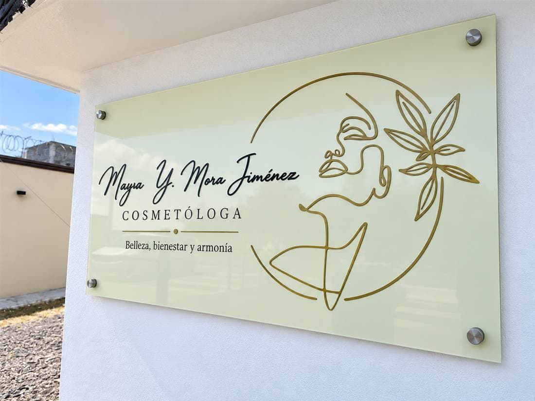 Letrero de Mayra Y. Mora Jiménez, cosmetóloga