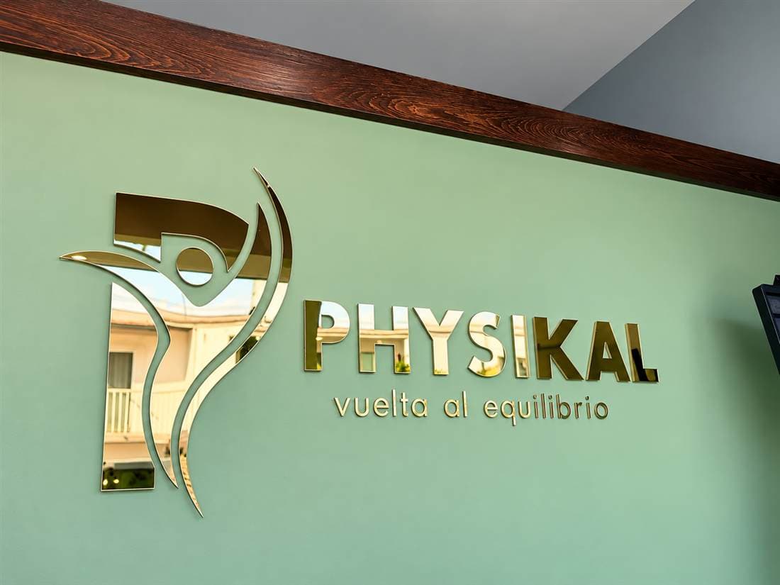 Letrero de Physikal en acrílico espejo