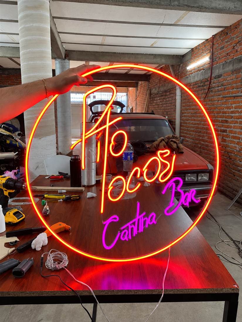 Letrero de neón de Pito Locos Cantina Bar en fabricación