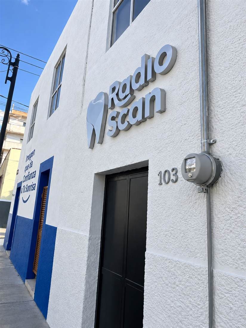 Fachada de RadioScan con letrero metálico