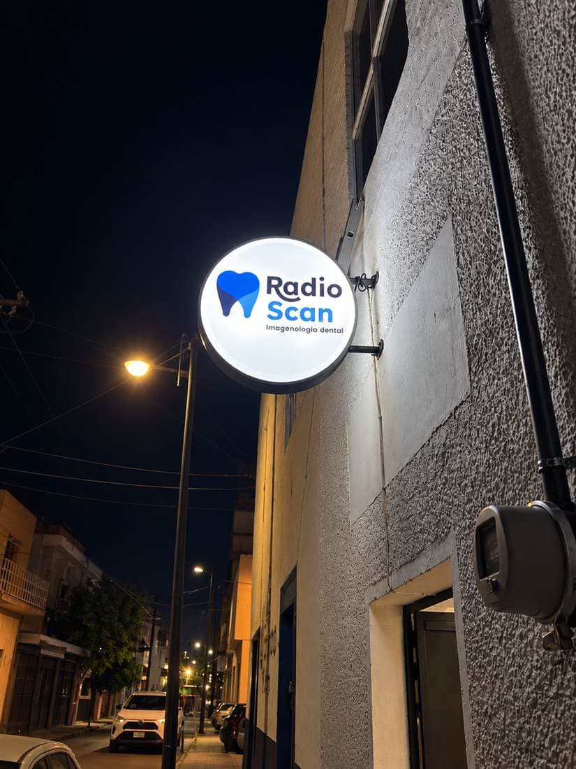Letrero circular retroiluminado de RadioScan de noche
