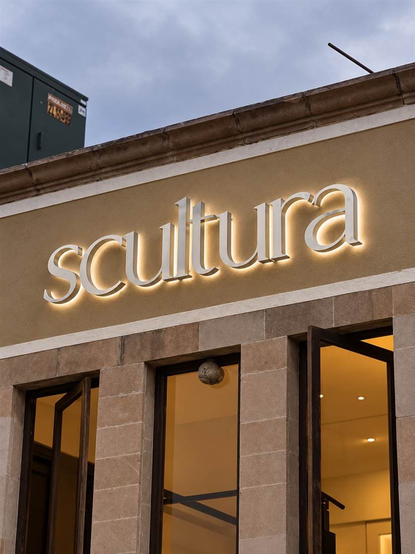 Letrero de Scultura en metal con iluminación