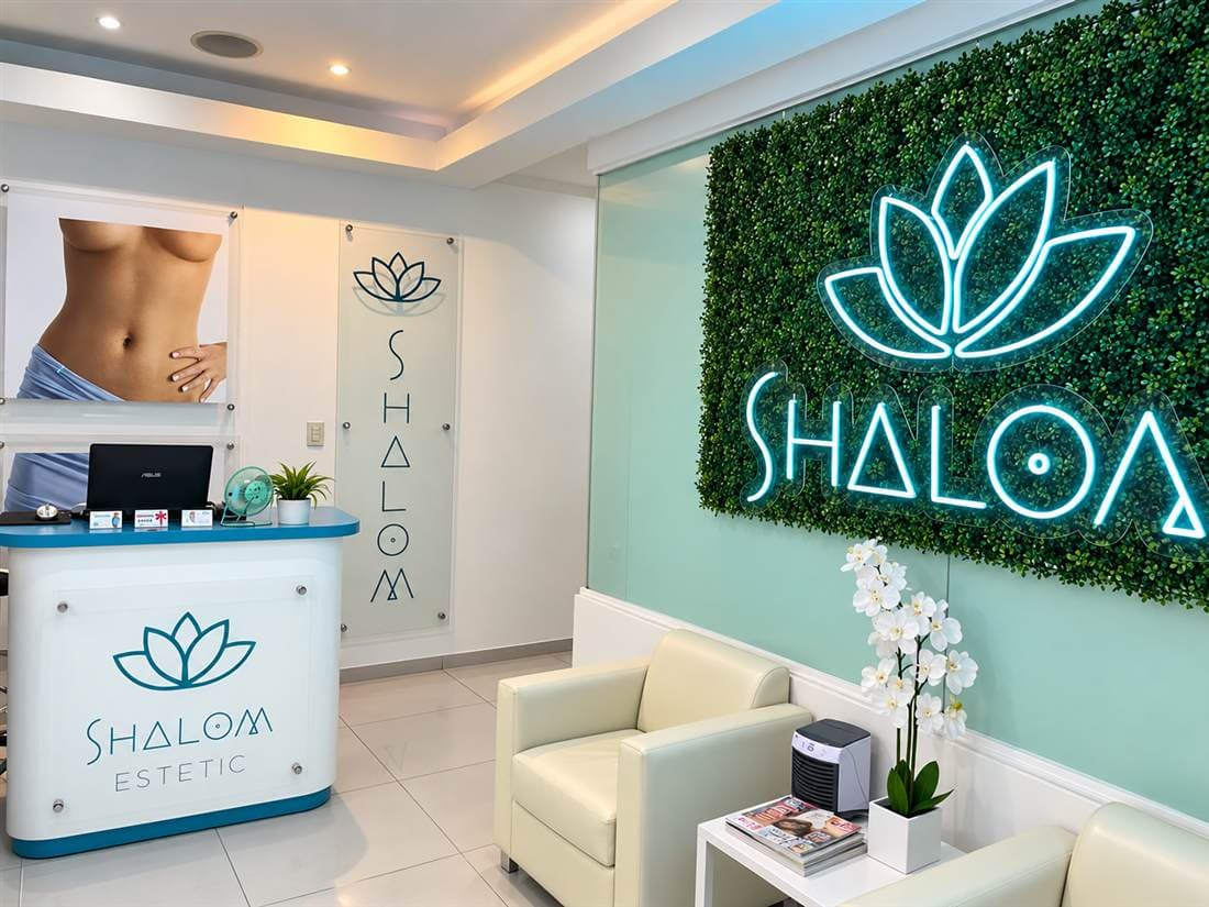 Interior de Shalom Estetic con neón y acrílico